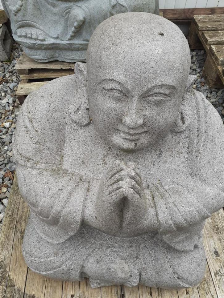 Mooie gelukkige Boeddha bidt in blauwe steen, Tuin en Terras, Tuinbeelden, Zo goed als nieuw, Boeddhabeeld, Steen, Ophalen
