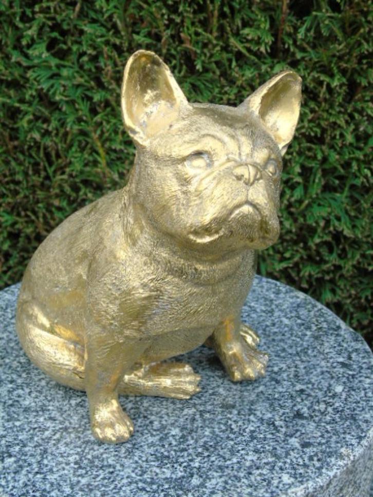 Een Bulldog-hond zittend met een gouden bronzen poot, Tuin en Terras, Tuinbeelden, Nieuw, Dierenbeeld, Overige materialen, Ophalen