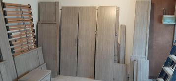 Slaapkamer 2 enkele bedden, kasten, dresser, ... beschikbaar voor biedingen
