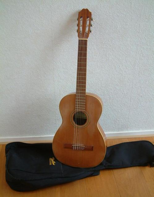 2 Spaanse gitaren met nieuwe  Boston rugtas, Muziek en Instrumenten, Snaarinstrumenten | Gitaren | Akoestisch, Gebruikt, Klassieke of Spaanse gitaar