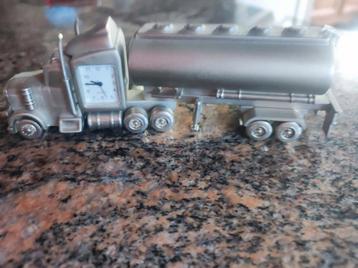 Metalen vrachtwagen met uurwerk  beschikbaar voor biedingen