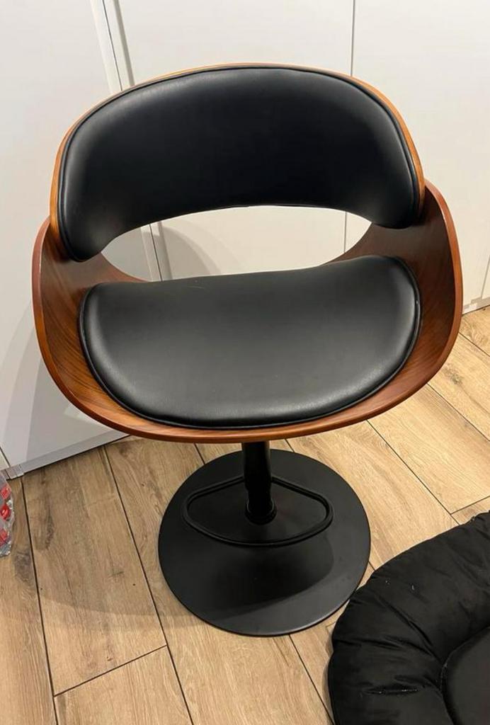 Stijlvolle barkruk met een houten frame, Huis en Inrichting, Barkrukken, Zo goed als nieuw, Ophalen