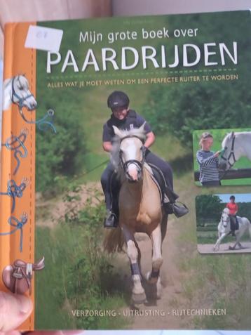 Verschillende boeken over paardrijden beschikbaar voor biedingen