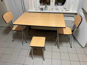 Keukentafel en stoelen Formica beschikbaar voor biedingen