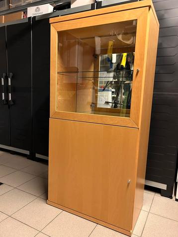 Vitrine IKEA parfait état couleur bouleau  disponible aux enchères