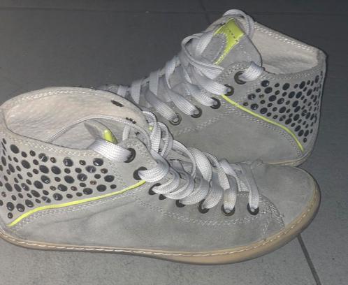 Hoge hippe lentesneakers - lichtgrijs met gele accenten - 36, Kleding | Dames, Schoenen, Zo goed als nieuw, Ophalen of Verzenden