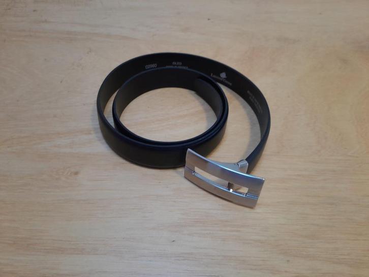 Zwarte lederen riem met metalen gesp, Kleding | Heren, Riemen en Ceintuurs, Nieuw, Riem of Ceintuur, 105 tot 115 cm, Zwart, Ophalen of Verzenden