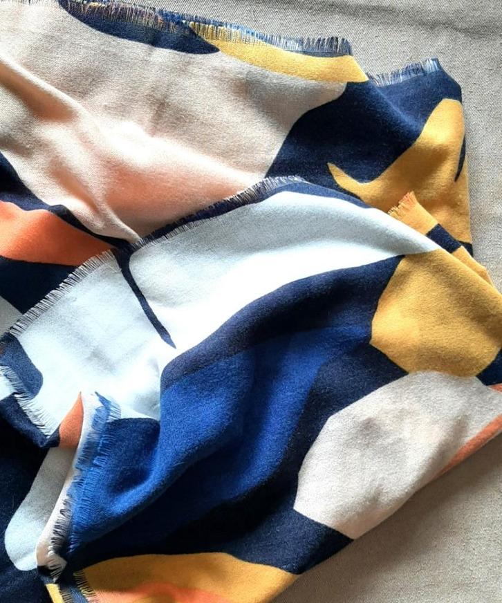 Te koop: Nieuw!! Mooie lange damessjaal ., Kleding | Dames, Mutsen, Sjaals en Handschoenen, Nieuw, Sjaal, Ophalen