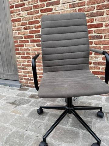Gratis bureaustoel beschikbaar voor biedingen