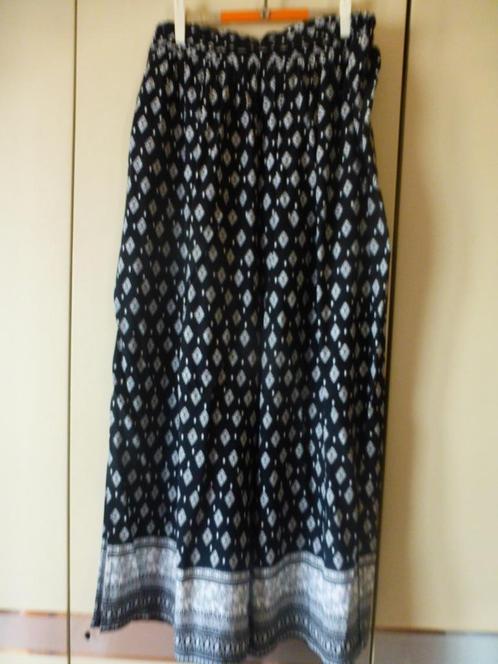 Lange zwart-witte rok T: 40/42, Kleding | Dames, Rokken, Zo goed als nieuw, Maat 42/44 (L), Zwart, Ophalen of Verzenden