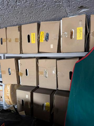 20 dozen grote stukken kledingstof beschikbaar voor biedingen