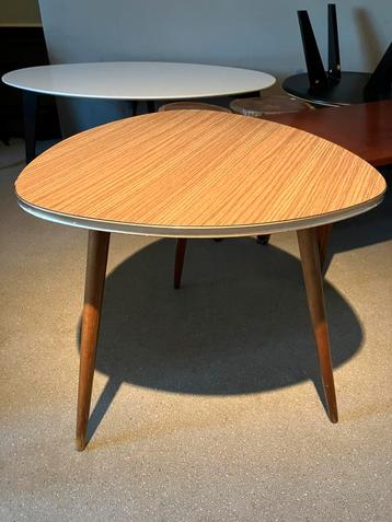 Retro vintage jaren 70 bijzettafel beschikbaar voor biedingen