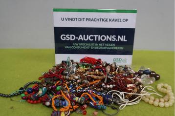 Verschillende soorten sieraden met armbanden beschikbaar voor biedingen