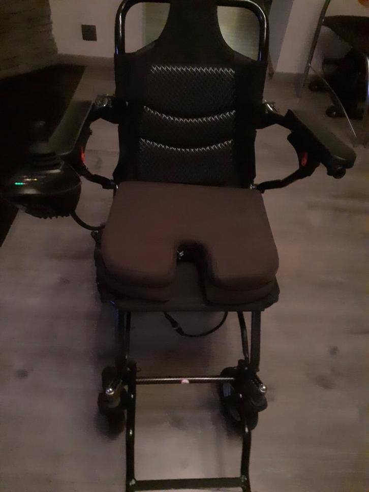 Elektrische en opvouwbare rolstoel met nieuwe batterijen., Diversen, Rolstoelen, Zo goed als nieuw, Ophalen
