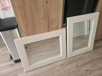 2 spiegels met houten omkadering 