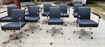 9 kappersstoelen waarvan 1 met pomp.
Te reinigen beschikbaar voor biedingen