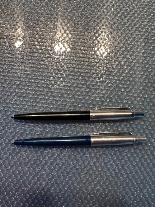 2 vintage pennen Parker Jotter blauw en zwart jaren ‘80/‘90, Verzamelen, Pennenverzamelingen, Gebruikt, Parker, Ophalen of Verzenden