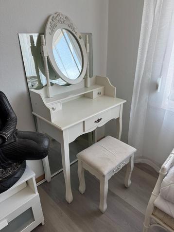 Witte make-up tafel met spiegel en krukje – romantisch en el beschikbaar voor biedingen