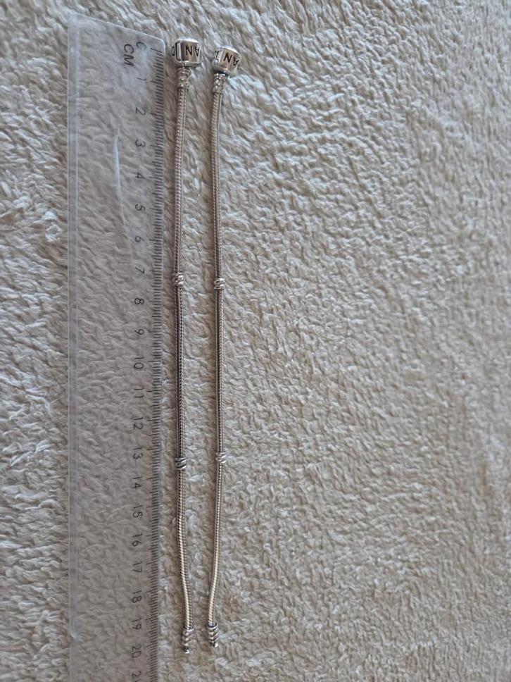 Pandora armband met diverse bedels perfecte staat, Handtassen en Accessoires, Armbanden, Zo goed als nieuw, Zilver, Met bedels of kralen