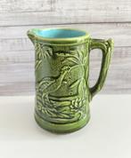 Petit pichet vert en barbotine décor Ibis, Antiek en Kunst, Ophalen of Verzenden