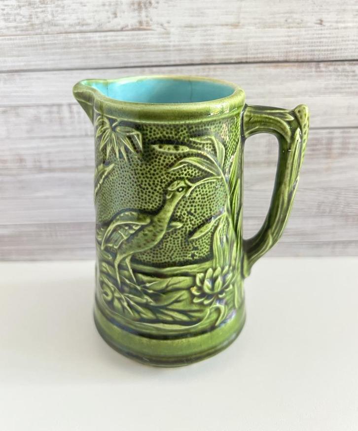 Petit pichet vert en barbotine décor Ibis, Antiek en Kunst, Antiek | Keramiek en Aardewerk, Ophalen of Verzenden