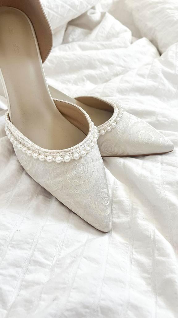 Zijden bruidshakken met pareltjes – Maat 38, Kleding | Dames, Trouwkleding en Trouwaccessoires, Zo goed als nieuw, Schoenen, Wit