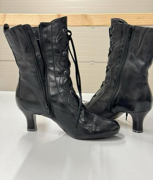 Bottes hautes en cuir Clarks + lacets Bottes à talons zippés, Vêtements | Femmes, Chaussures, Comme neuf, Bottes hautes, Noir
