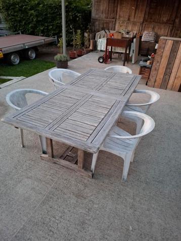 Table de jardin en bois a restaurer beschikbaar voor biedingen