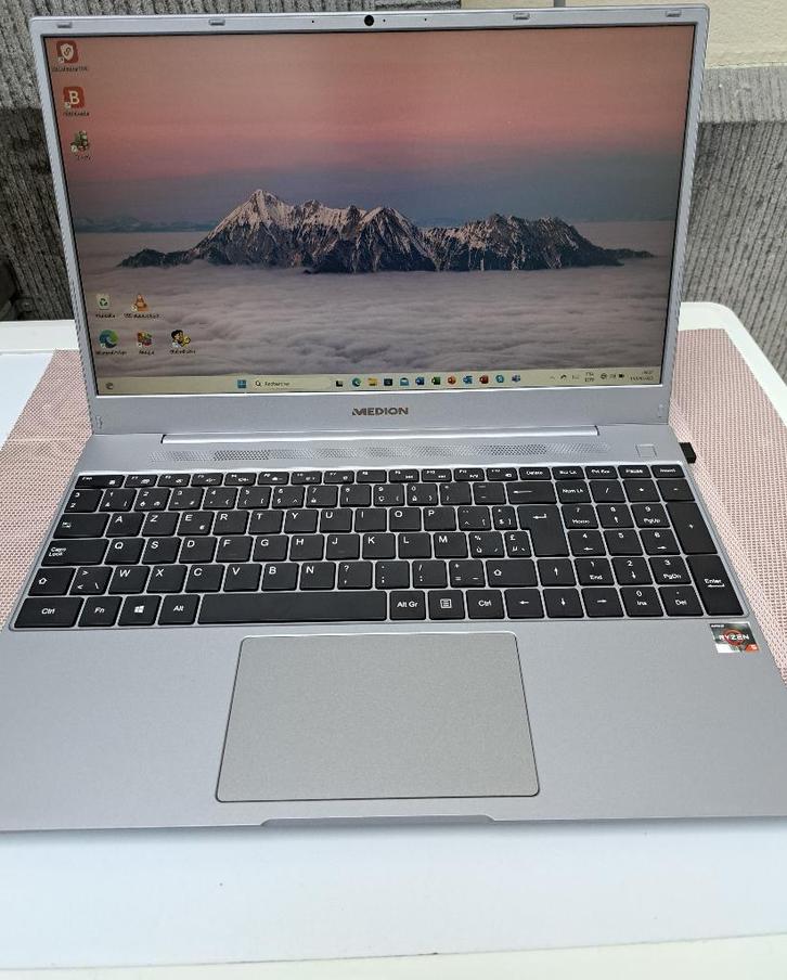 Pc portable MEDION 15.6 pouces état comme neuf, Informatique & Logiciels, Ordinateurs portables Windows, Comme neuf, SSD, Azerty