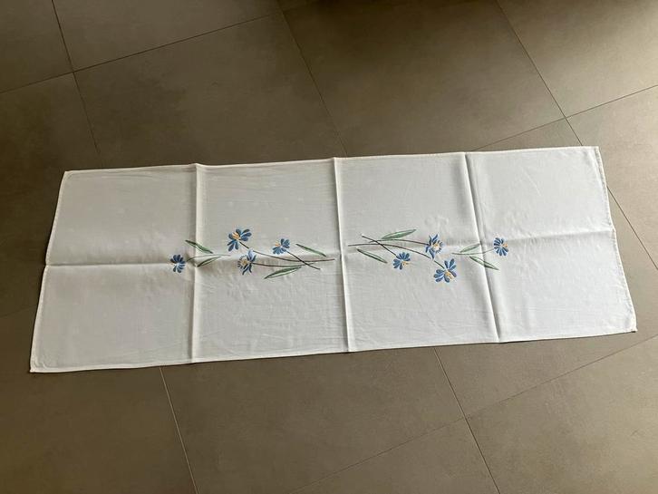 Geborduurde witte tafelloper met bloemen, Maison & Meubles, Nappes, Neuf, Enlèvement ou Envoi
