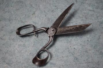 Oude naaister schaar vintage rommelmarkt uit 1930 beschikbaar voor biedingen