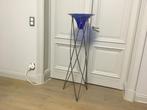 Staander met blauw glas en rieten stolp., Huis en Inrichting, Ophalen, Zo goed als nieuw