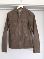 Sportief jasje in imitatieleder maat 134, Meisje, Ophalen of Verzenden, Zo goed als nieuw, JBC.