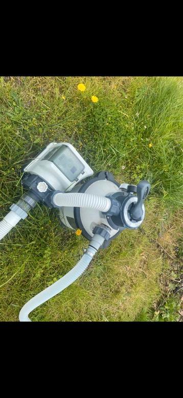 Zandfilterpomp Intex + skimmer + trap beschikbaar voor biedingen