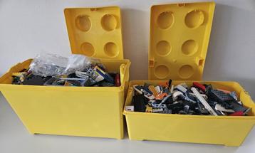 Lego met 2 Lego opbergboxen/figuren beschikbaar voor biedingen