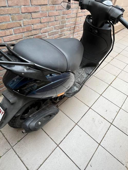 Piaggio zip a klasse 50 cc, Fietsen en Brommers, Snorfietsen en Snorscooters, Zo goed als nieuw, Piaggio, Benzine, Ophalen