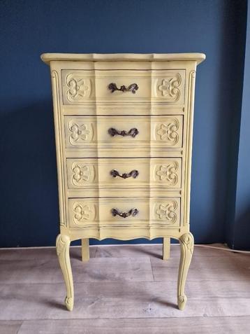 Vintage commode kastje beschikbaar voor biedingen