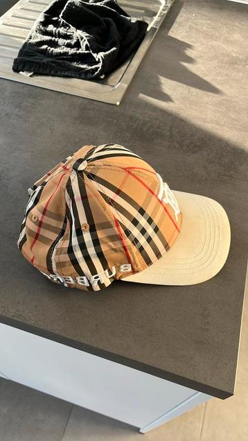 Bonnet Burberry disponible aux enchères