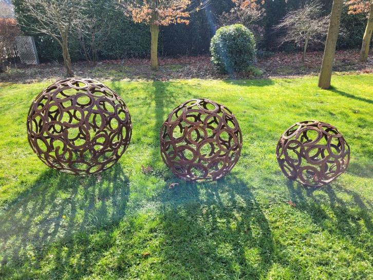 Diverse grote roestige ballen gemaakt van oude hoefijzers, Tuin en Terras, Tuinbeelden, Zo goed als nieuw, Overige typen, Metaal