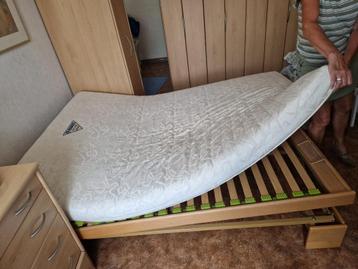 Bed met lattenbodem en matras 140x200 cm beschikbaar voor biedingen