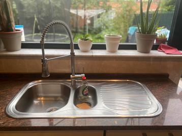 Spoelbak met kraan beschikbaar voor biedingen
