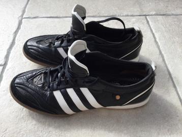 ADIDAS indoor voetbalschoenen maat 43 beschikbaar voor biedingen