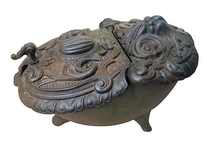 Oude gietijzeren houtskoolemmer met versieringen., Antiek en Kunst, Antiek | Woonaccessoires, Ophalen