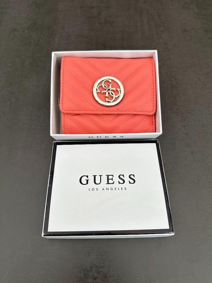 Portefeuille Guess Dusty mauve NEUF, Handtassen en Accessoires, Portemonnees, Nieuw, Guess, Roze, Met knipsluiting, Ophalen of Verzenden