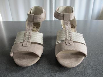 beige dames sandalen beschikbaar voor biedingen