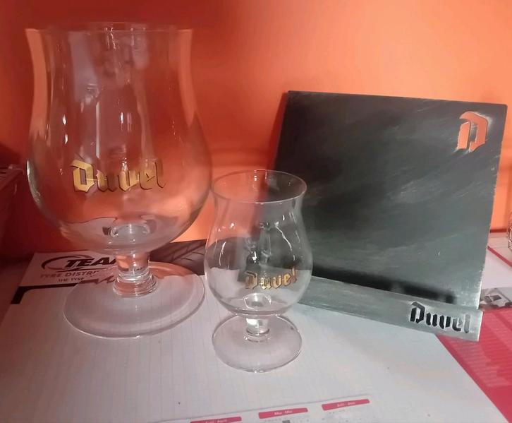 Duvel glas XL + standaard glas + metalen kader met steun, Verzamelen, Glas en Drinkglazen, Nieuw, Bierglas, Ophalen of Verzenden