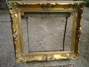 Antiek houten frame verguld met blad beschikbaar voor biedingen