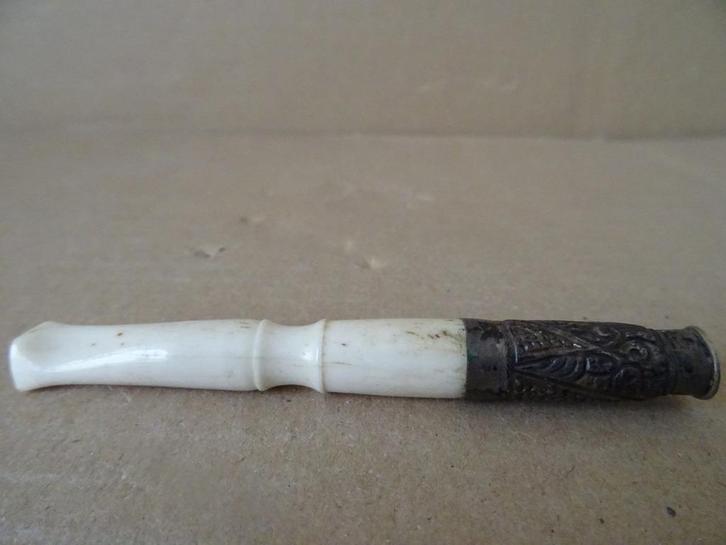 Curiosités pipe à cigarette antique pipe cigarette en os 9cm, Antiquités & Art, Curiosités & Brocante, Enlèvement ou Envoi
