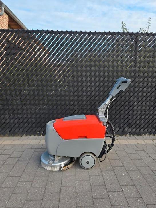 Hako B12 Schrobzuigmachine Splinternieuwe Accu's, Doe-het-zelf en Bouw, Reinigingsmachines, Zo goed als nieuw, Schrobmachine, Ophalen of Verzenden