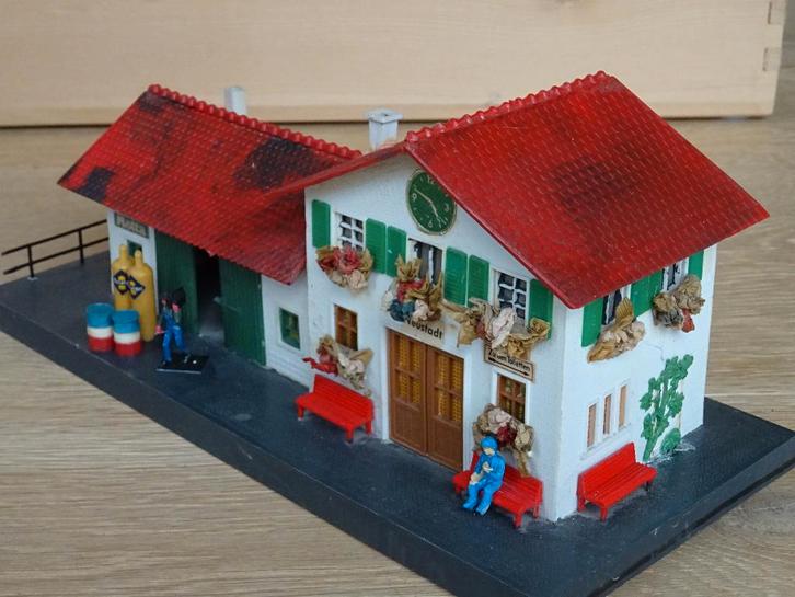 Mooi landelijk spoorwegstation - HO, Hobby en Vrije tijd, Modeltreinen | H0, Gebruikt, Brug, Tunnel of Gebouw, Ophalen of Verzenden